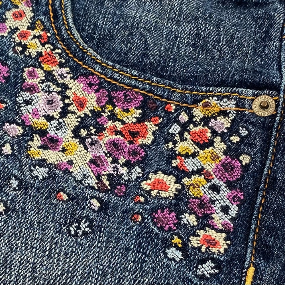 American Eagle Outfitters Ditzy Floral Embroidered Cutoffs Denim Jean Shorts 4 - Picture 7 of 11